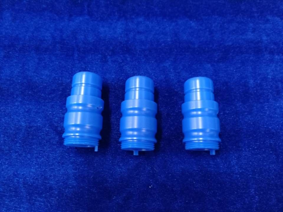 青いPOMのアセタール共重合体のコネクター自動車CNCの部品